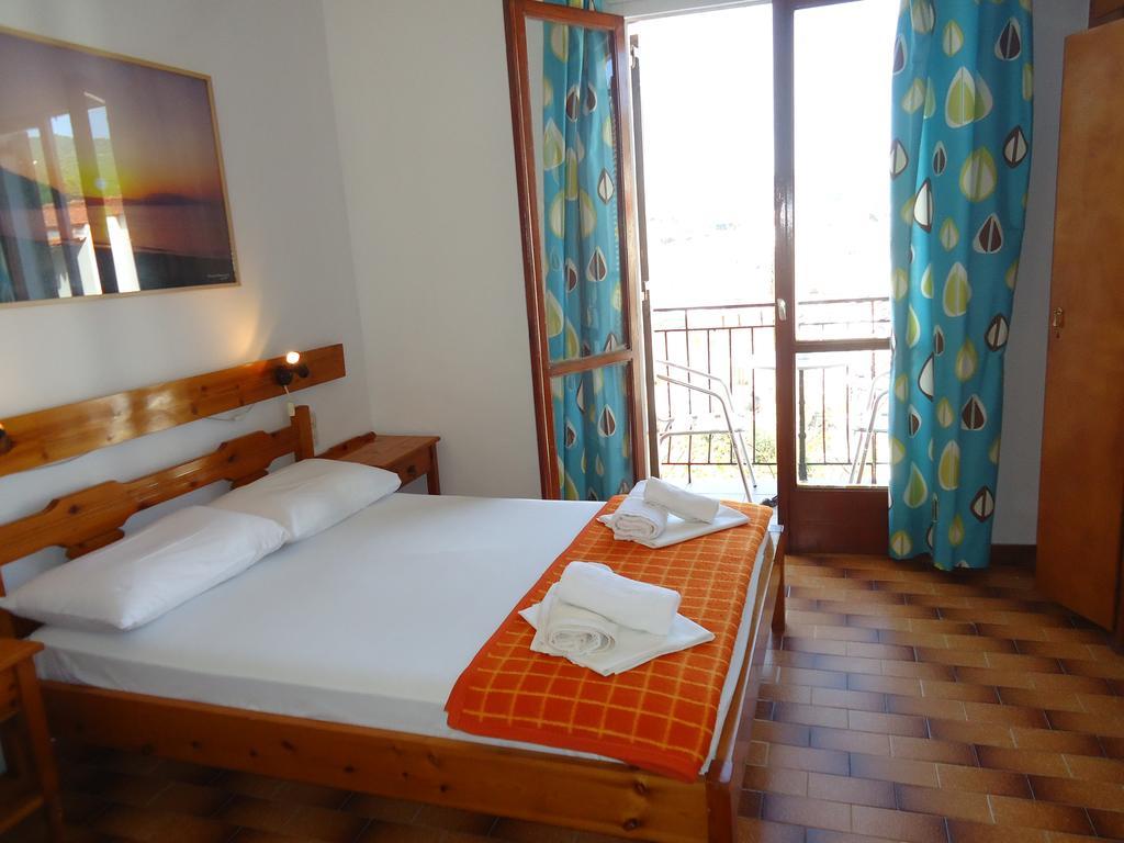 Pension Margarita Skiathos Town Bagian luar foto